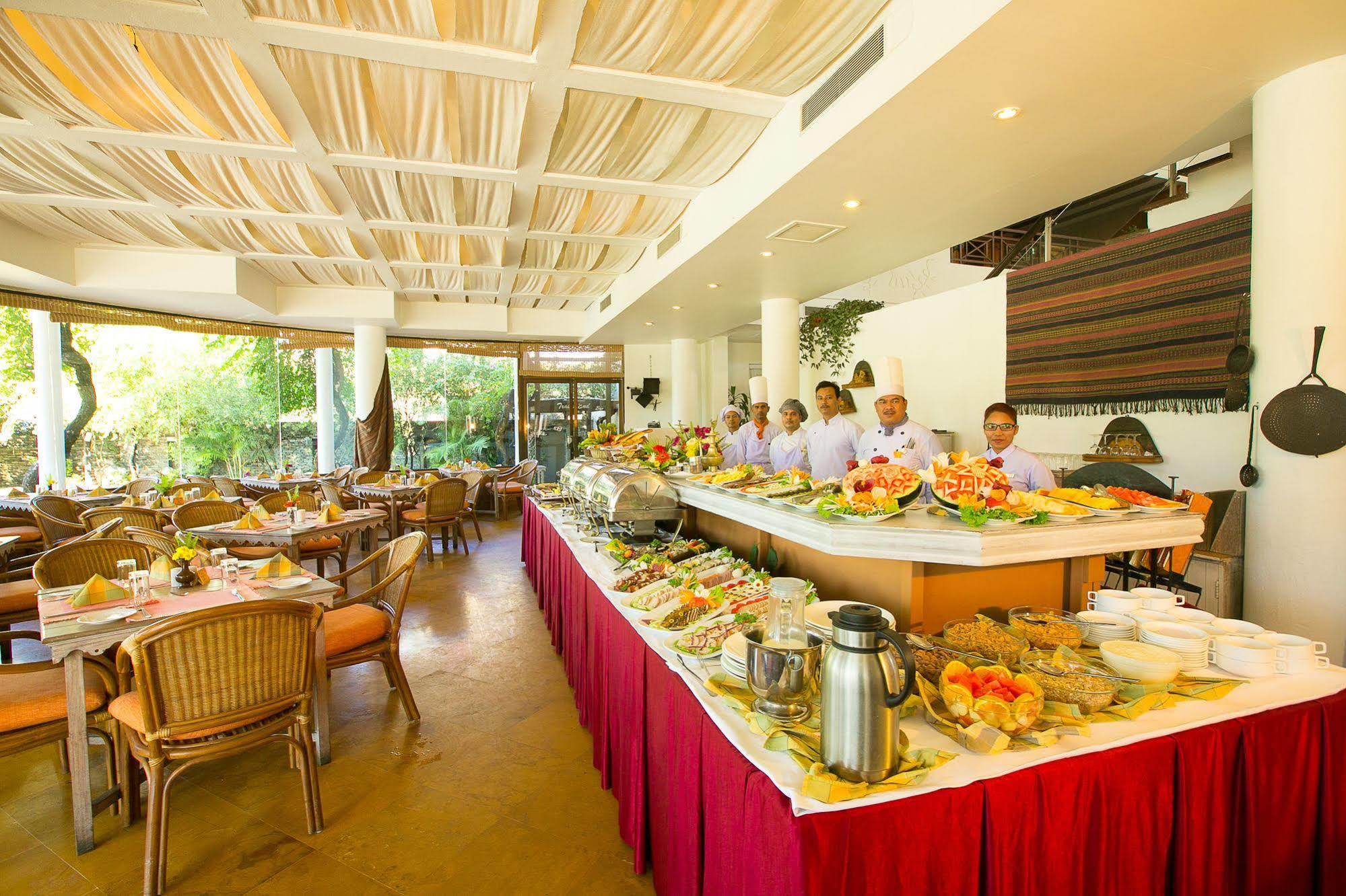แชงกรีลาลาวิลเลจโปคารา Hotel โพคารา ภายนอก รูปภาพ